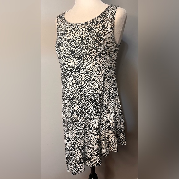 LOGO by Lori Goldstein Tank Top w/ Asymmetrical Hem! - Picture 4 of 8